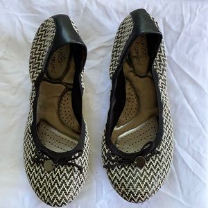 Dexflex black and white chevron flats